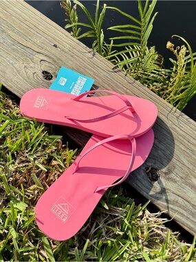 NWT: Reef Bliss Nights Flip Flops Sandals – Pink “Strawberry” – Women’s Size 8